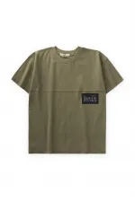 T-shirt détaillé avec étiquette, couleur olive, pour enfant de 8 à 12 ans.