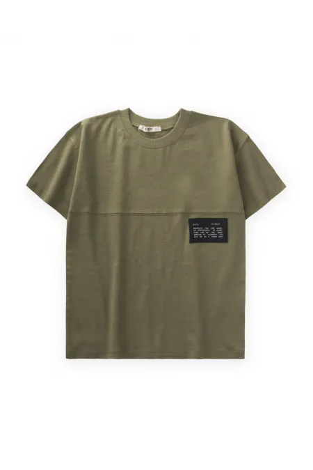 T-shirt détaillé avec étiquette, couleur olive, pour enfant de 8 à 12 ans.