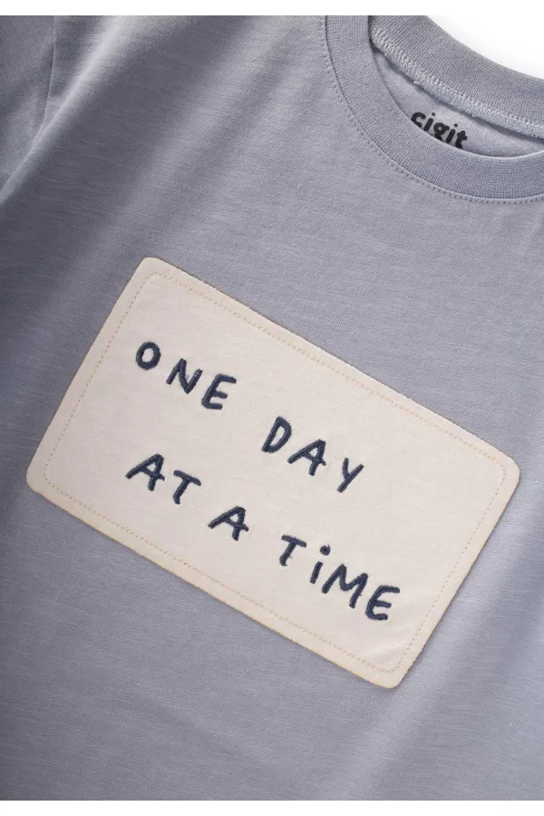 T-shirt à appliqué « Un jour à la fois », 2-10 ans, bleu pastel