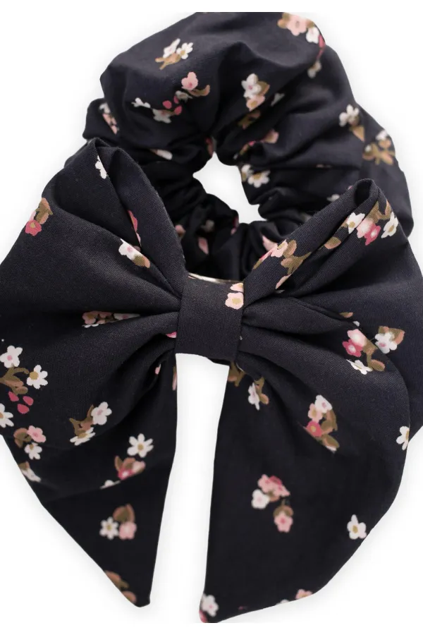 Pince à cheveux avec ruban et élastique, motif floral bleu marine.