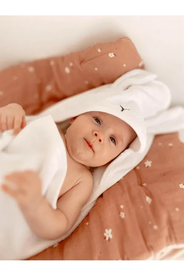 Kulaklı Tavşan Nakışlı Bebek Banyo Havlusu 75X75 cm Ekru