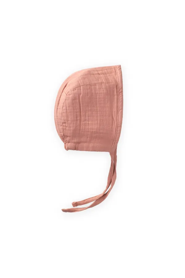 Bonnet bébé en mousseline à nouer 0-2 ans, couleur saumon Bonnet bébé en mousseline à nouer 0-2 ans, couleur saumon