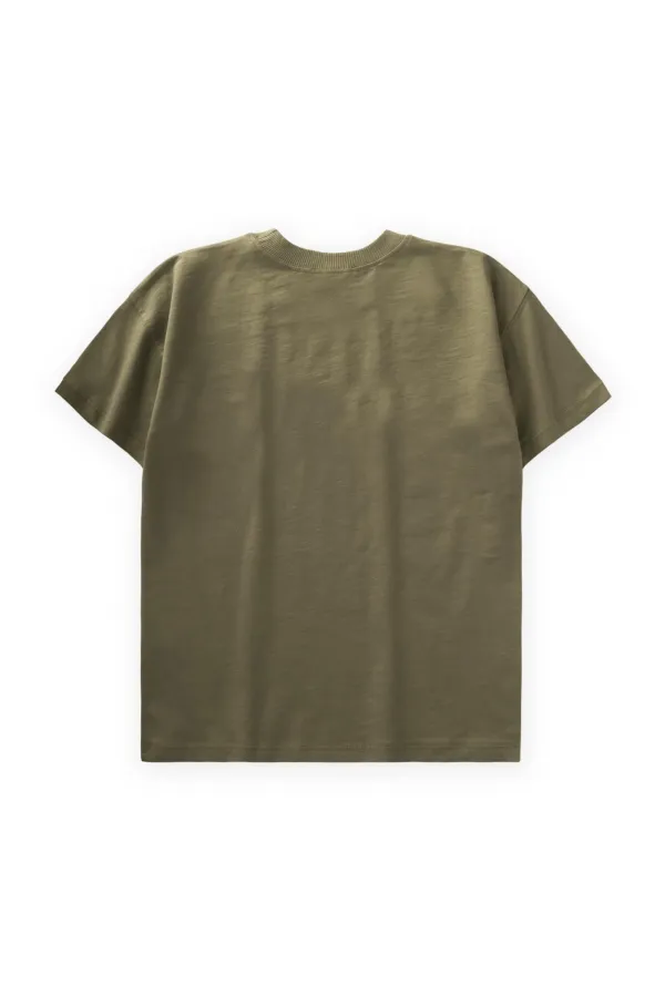 T-shirt détaillé avec étiquette, couleur olive, pour enfant de 8 à 12 ans.