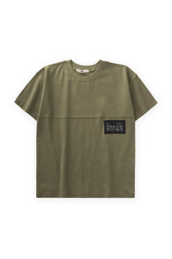 T-shirt détaillé avec étiquette, couleur olive, pour enfant de 8 à 12 ans.