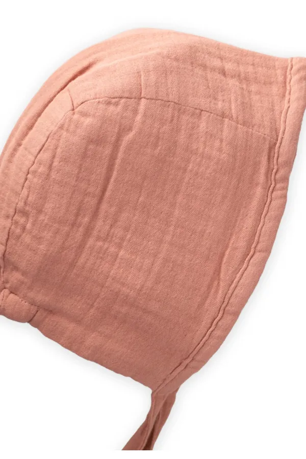 Bonnet bébé en mousseline à nouer 0-2 ans, couleur saumon Bonnet bébé en mousseline à nouer 0-2 ans, couleur saumon