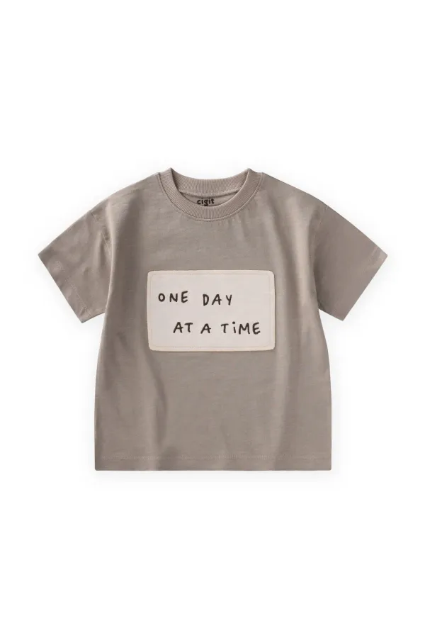 T-shirt à appliqué « Un jour à la fois », 2-10 ans, taille S, couleur vison