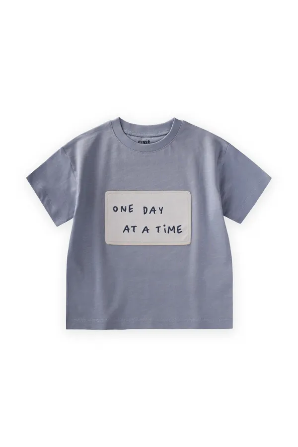 T-shirt à appliqué « Un jour à la fois », 2-10 ans, bleu pastel