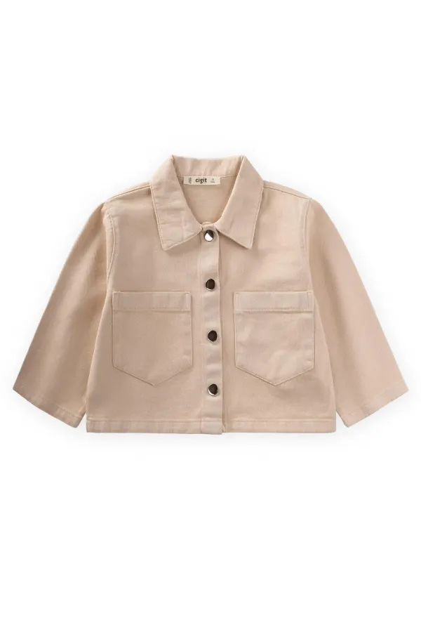 Veste en gabardine beige à grandes poches doubles, pour les enfants de 2 à 7 ans.