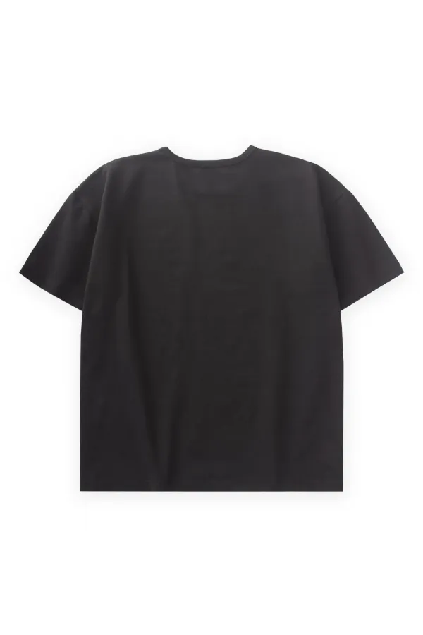 Découvrez le T-shirt imprimé noir pour enfants de 8 à 12 ans.