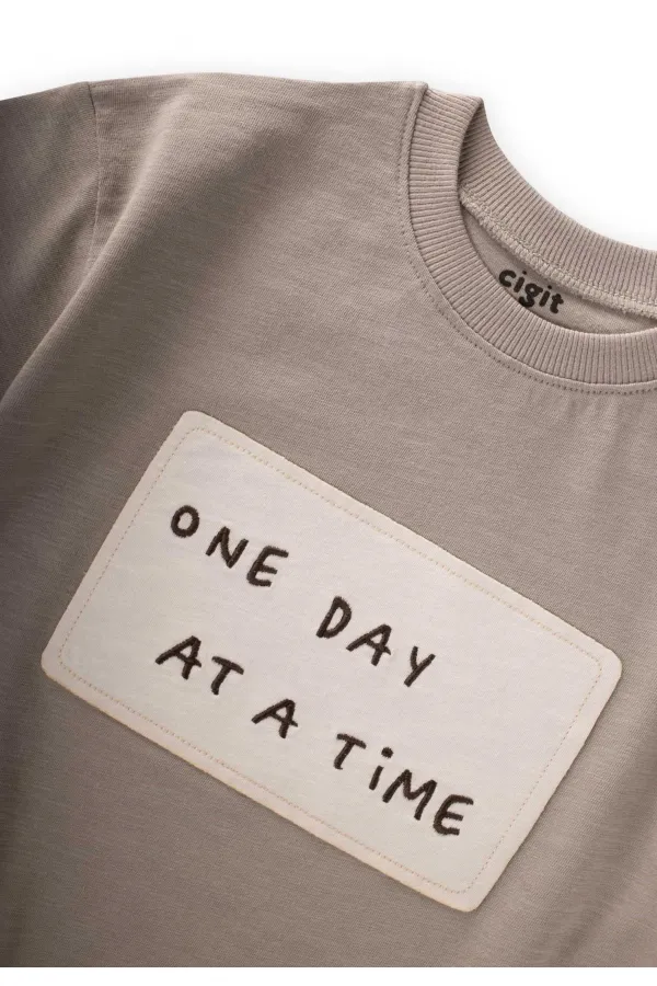 T-shirt à appliqué « Un jour à la fois », 2-10 ans, taille S, couleur vison