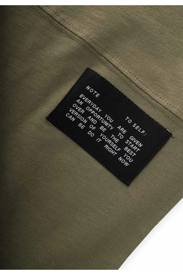 T-shirt détaillé avec étiquette, couleur olive, pour enfant de 8 à 12 ans.