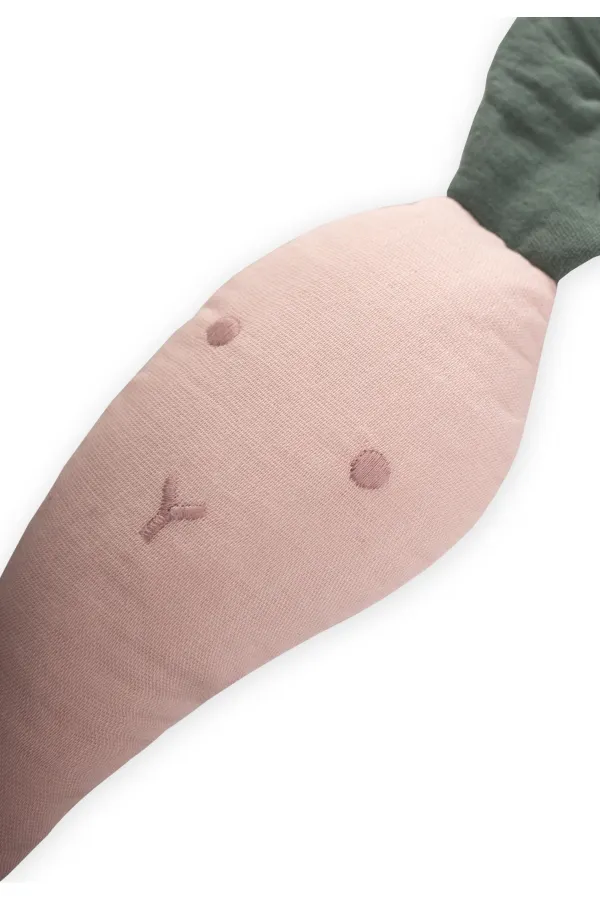 Hochet en mousseline en forme de carotte rose poudré