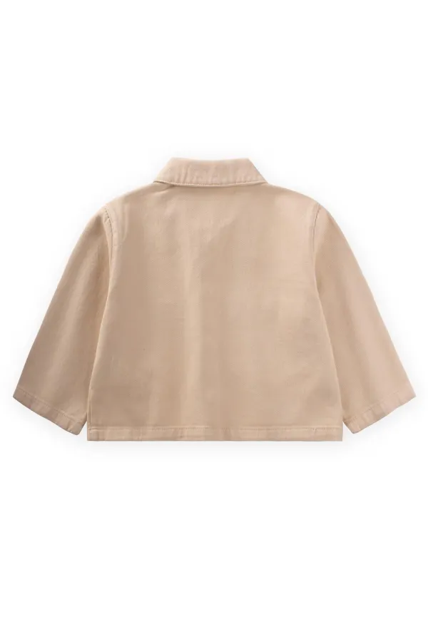 Veste en gabardine beige à grandes poches doubles, pour les enfants de 2 à 7 ans.