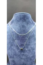 Collier argenté à double chaîne en forme de nœud