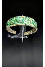 Grande couronne ornée de pierres vertes – Création artisanale sur mesure dans des tons dorés