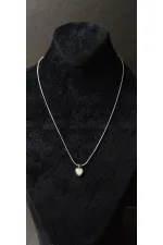 Collier à fine chaîne argentée en forme de cœur