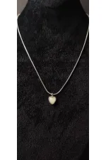 Collier à fine chaîne argentée en forme de cœur