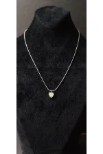 Collier à fine chaîne argentée en forme de cœur