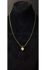 Collier à fine chaîne dorée avec petit cœur