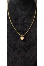 Collier à fine chaîne dorée avec petit cœur
