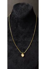 Collier à fine chaîne dorée avec petit cœur