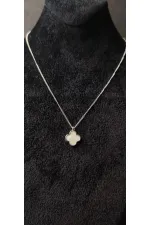 Collier minimaliste pour femme en forme de trèfle