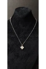 Collier minimaliste pour femme en forme de trèfle