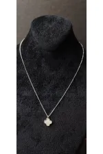 Collier minimaliste pour femme en forme de trèfle