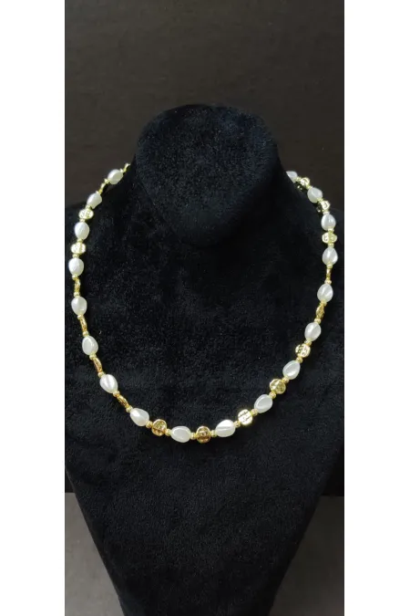 Collier minimaliste avec détails dorés et aspect perle