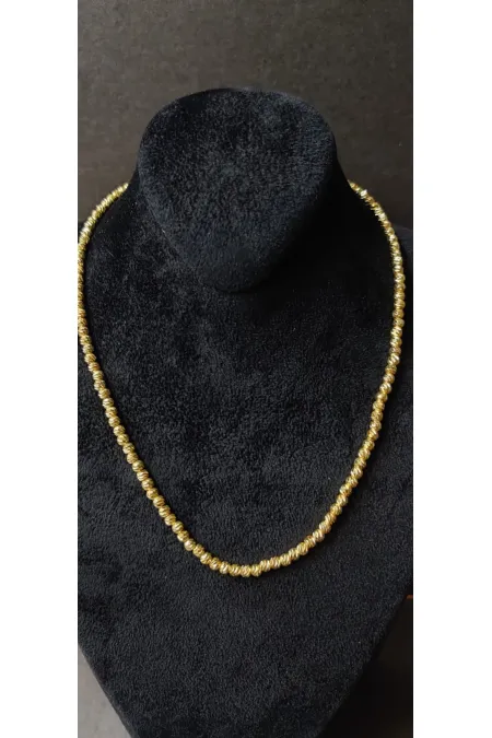 Collier minimaliste avec détails de perles aspect doré