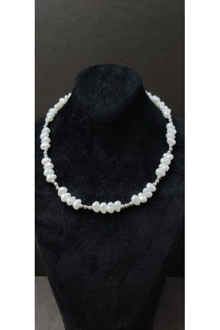 Collier minimaliste argenté orné de perles