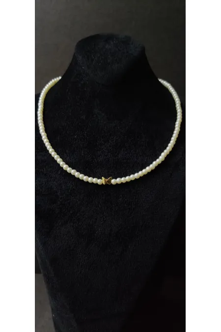 Collier ras du cou orné de perles et d'un détail en forme de cœur