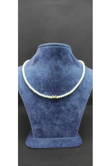 Collier ras du cou orné de perles et de papillons