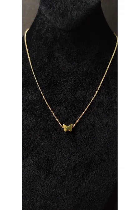 Collier minimaliste aspect doré avec motif papillon