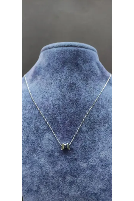 Collier minimaliste argenté à motif papillon