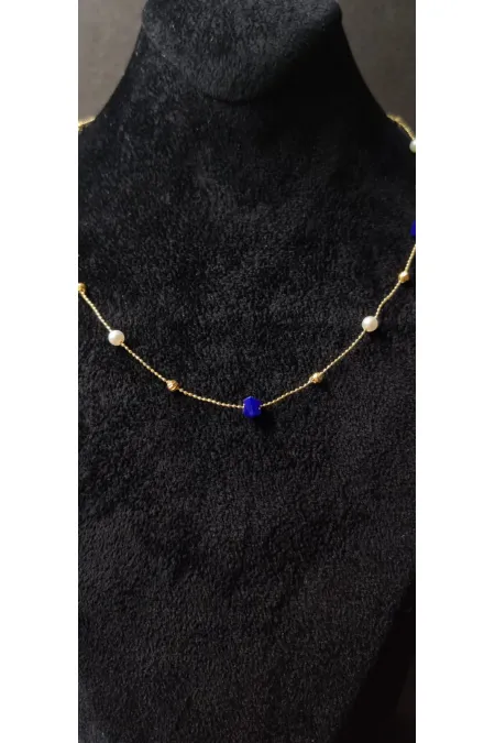 Collier minimaliste orné de pierres bleues et de perles.