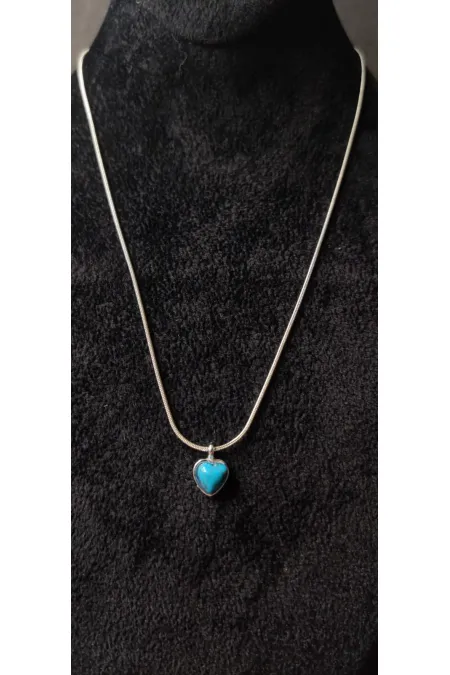 Collier minimaliste argenté avec pierre turquoise en forme de cœur