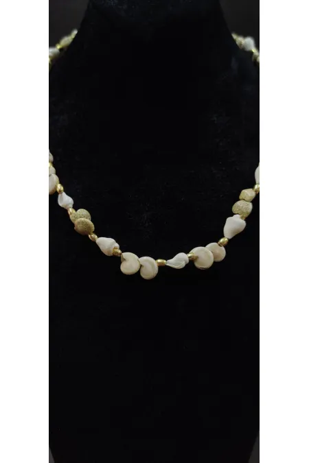 Collier de perles pour femme avec détail coquillage