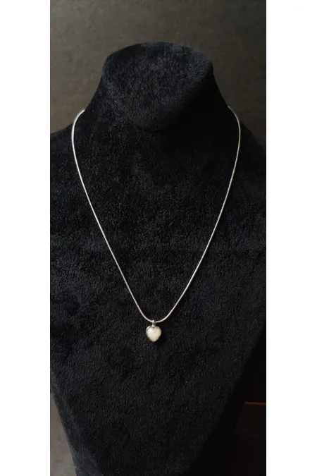 Collier à fine chaîne argentée en forme de cœur