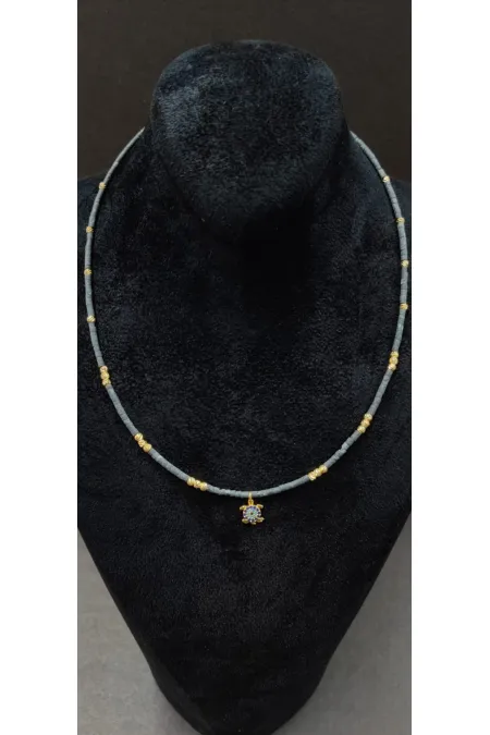 Collier pour femme avec motif tortue et perles détaillées - Gris