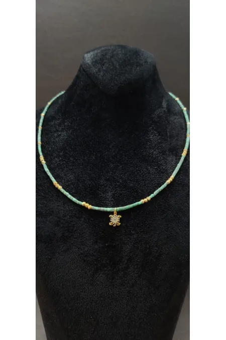 Collier pour femme orné de perles et représentant une tortue