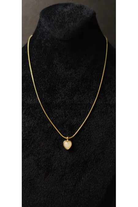 Collier à fine chaîne dorée avec petit cœur