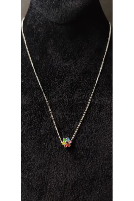 Collier minimaliste pour femme avec chaîne ornée de fleurs colorées