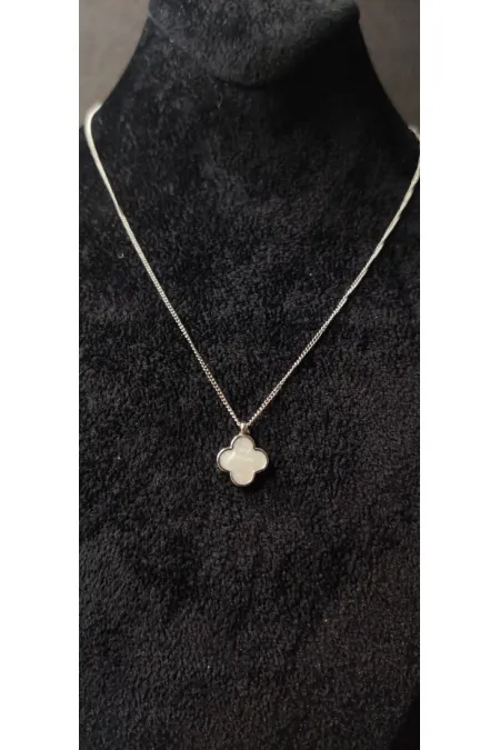 Collier minimaliste pour femme en forme de trèfle