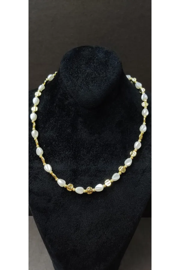 Minimalist Necklace with Gold Details and Pearl Look