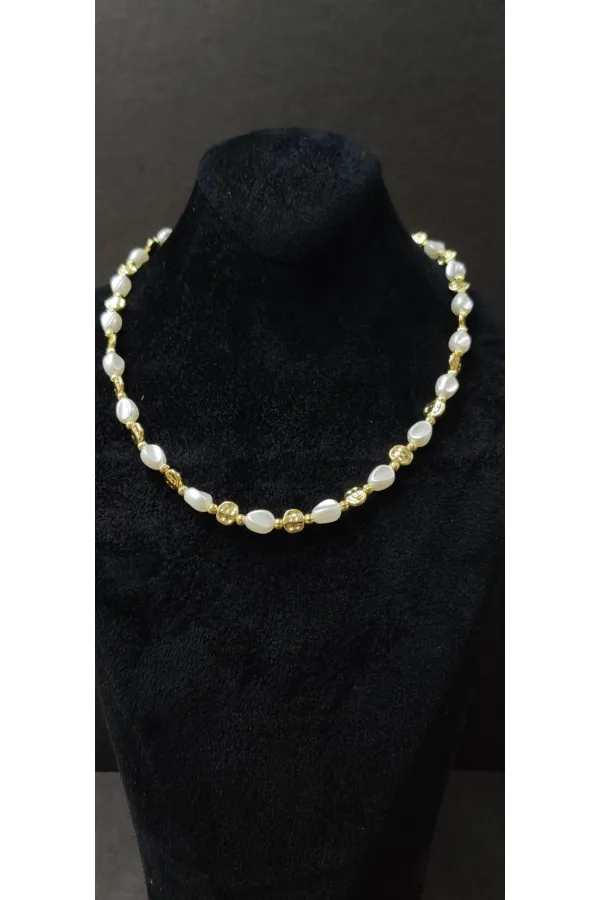 Minimalist Necklace with Gold Details and Pearl Look