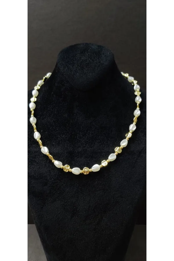 Minimalist Necklace with Gold Details and Pearl Look