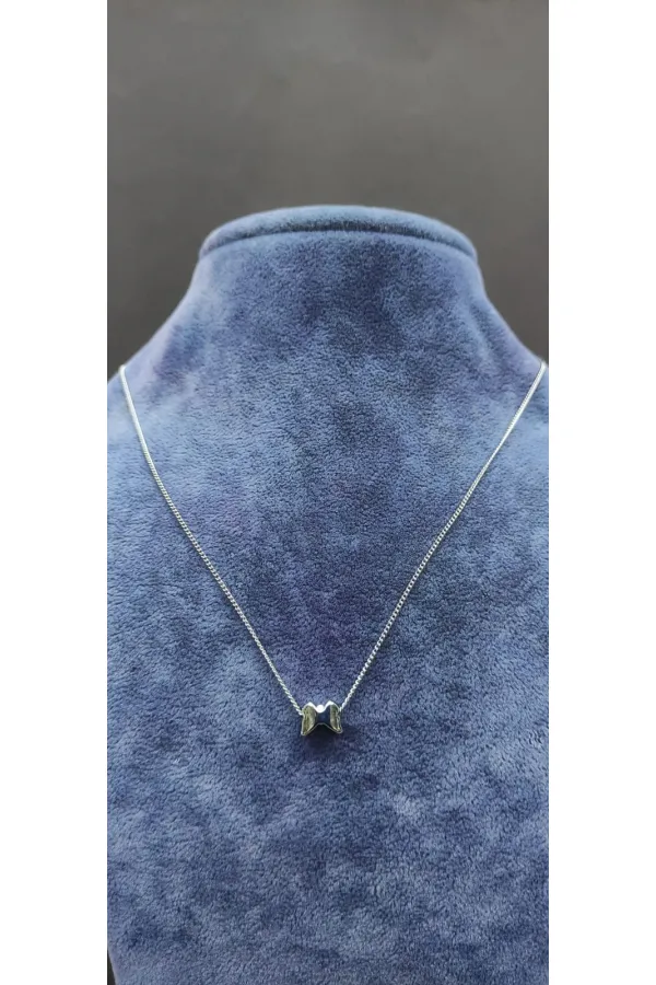 Collier minimaliste argenté à motif papillon