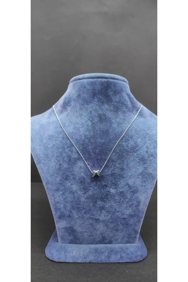 Collier minimaliste argenté à motif papillon