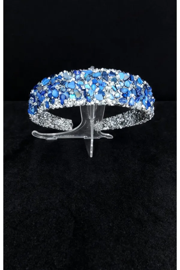 Couronne large ornée de pierres bleues – Création artisanale sur mesure dans des tons argentés
